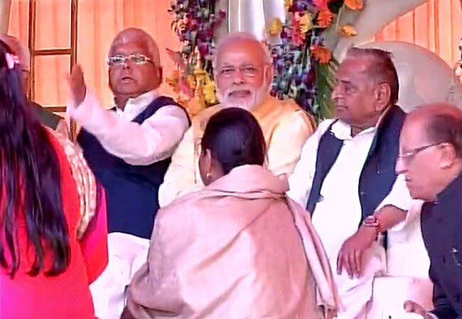 जब सैफई में लालू और मुलायम ने किया मोदी का वेलकम...