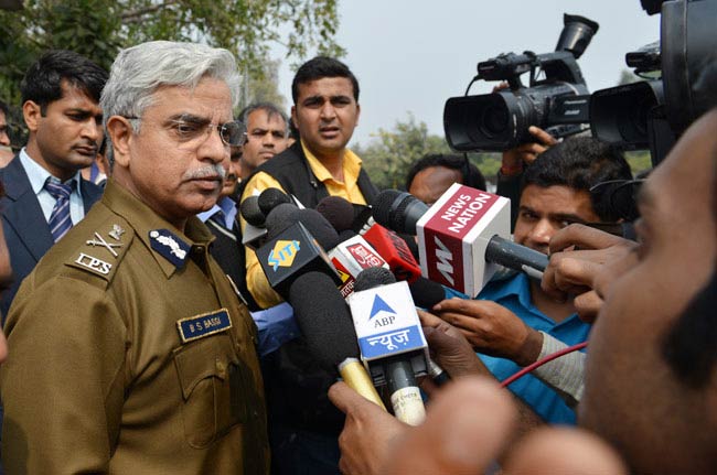 'आप' का दफ्तर में पहला दिन और मीडिया एंट्री बैन