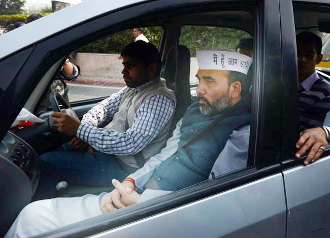 'आप' का दफ्तर में पहला दिन और मीडिया एंट्री बैन