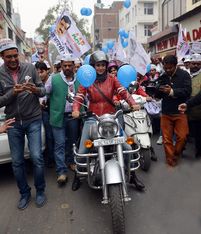 AAP के लिए गुल पनाग हुई बुलेट पर सवार