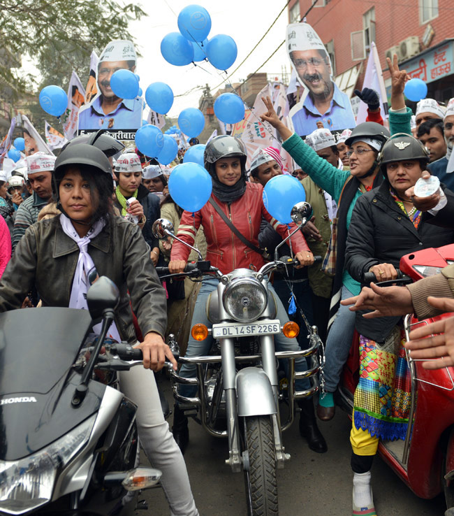 AAP के लिए गुल पनाग हुई बुलेट पर सवार