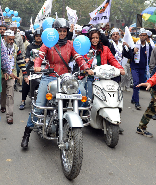 AAP के लिए गुल पनाग हुई बुलेट पर सवार