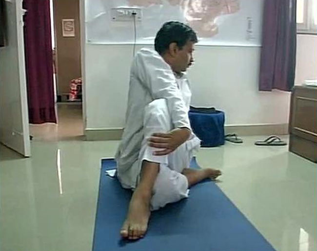 वोटिंग से एक दिन पहले योग करते दिखे अरविंद केजरीवाल