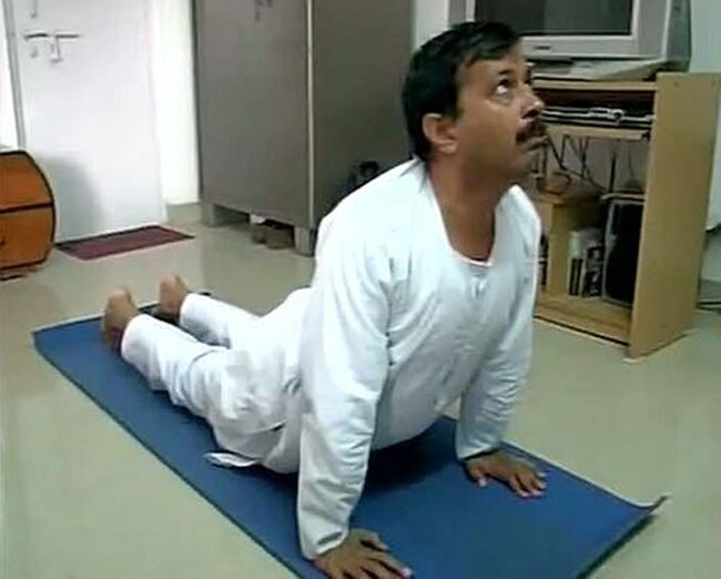 वोटिंग से एक दिन पहले योग करते दिखे अरविंद केजरीवाल