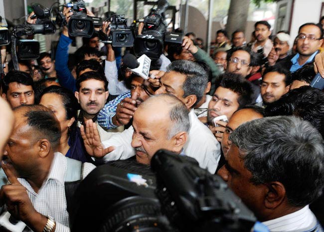 'आप' का दफ्तर में पहला दिन और मीडिया एंट्री बैन