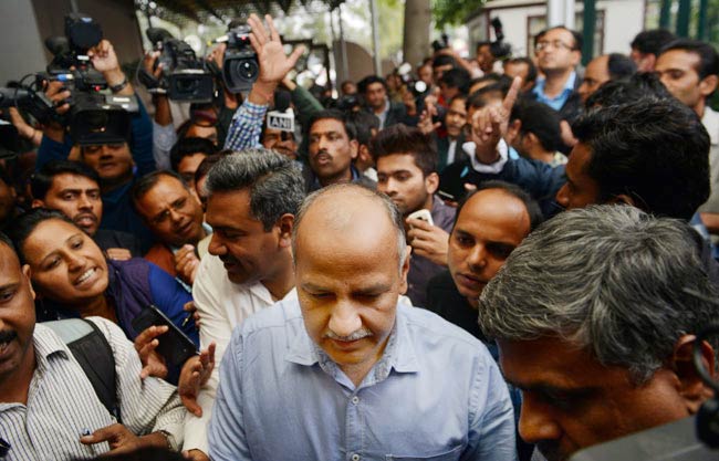 'आप' का दफ्तर में पहला दिन और मीडिया एंट्री बैन