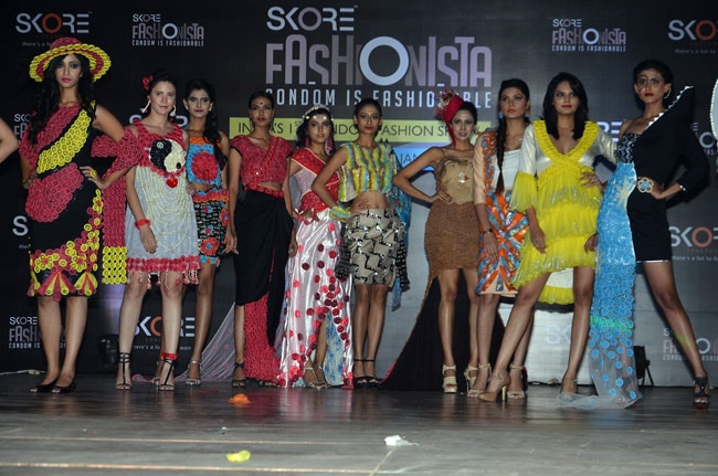 मॉडल्‍स ने फैशन शो में पहनी कॉन्‍डोम से बनी ड्रेस
