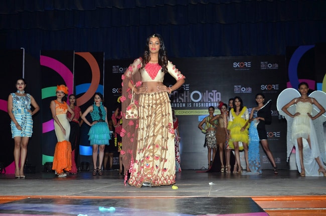 मॉडल्‍स ने फैशन शो में पहनी कॉन्‍डोम से बनी ड्रेस