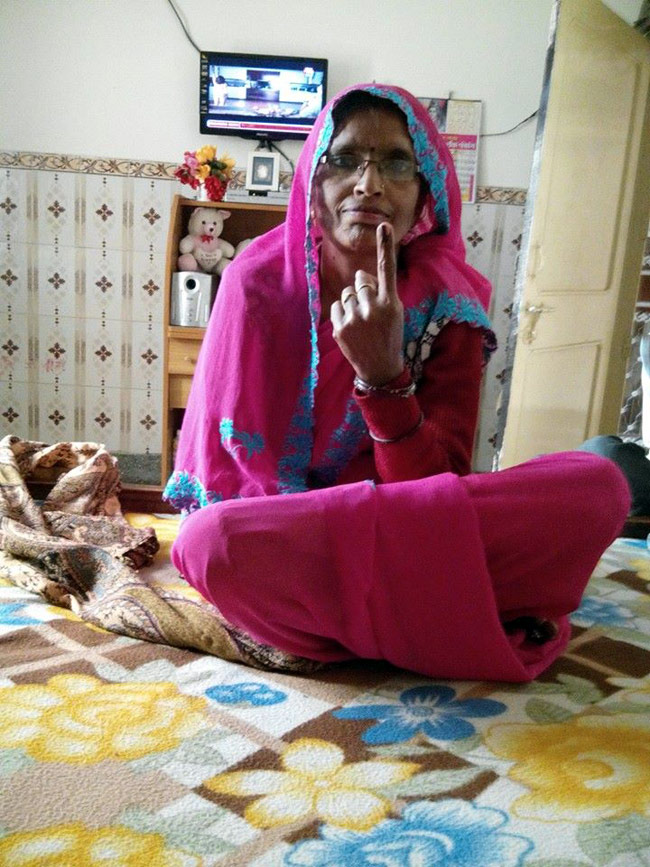 वोट डालकर आपने आजतक को भेजी ये सेल्फी...