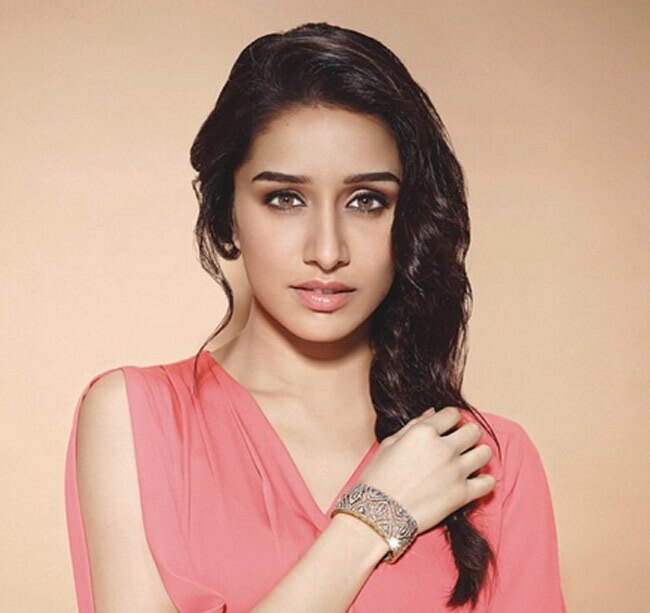 नए लुक्स से श्रद्धा कपूर ने सबको चौंकाया