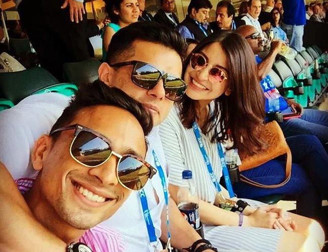 मुंबई एयरपोर्ट पर साथ नजर आए विराट और अनुष्का