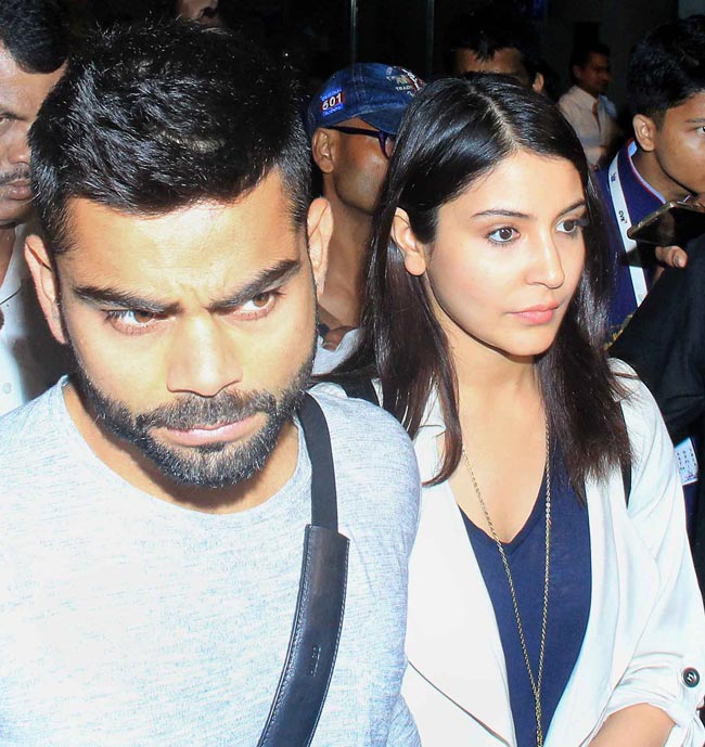 मुंबई एयरपोर्ट पर साथ नजर आए विराट और अनुष्का