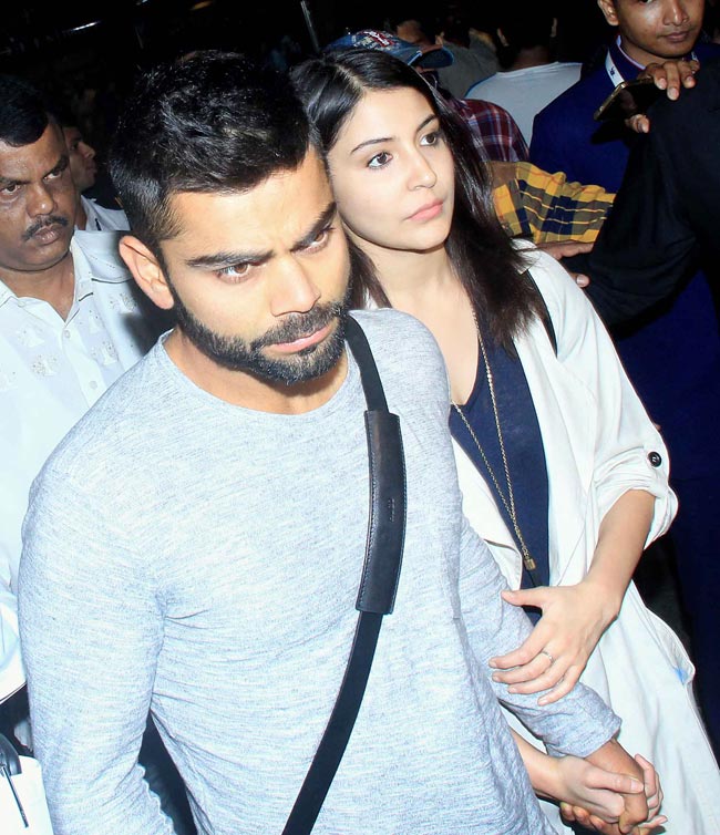 मुंबई एयरपोर्ट पर साथ नजर आए विराट और अनुष्का