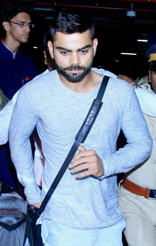 मुंबई एयरपोर्ट पर साथ नजर आए विराट और अनुष्का