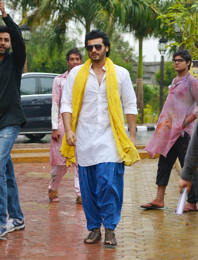 अभी से बॉलीवुड पर चढ़ा होली का रंग