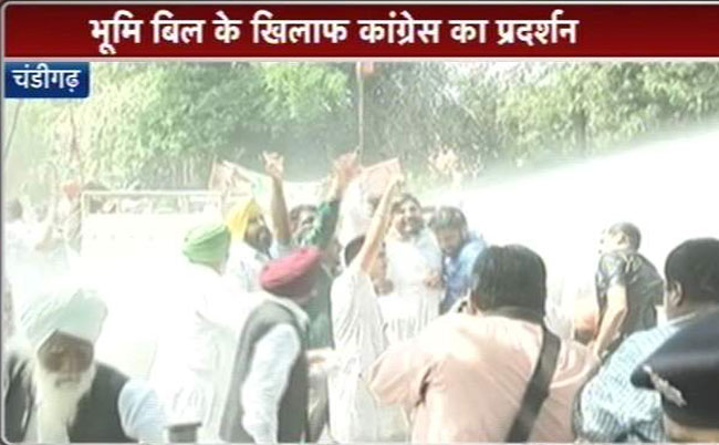 चंडीगढ़: भूमि बिल के खिलाफ कांग्रेस का प्रदर्शन, पुलिस ने भांजी लाठियां