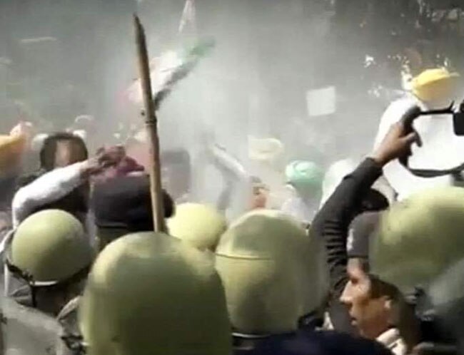 चंडीगढ़: भूमि बिल के खिलाफ कांग्रेस का प्रदर्शन, पुलिस ने भांजी लाठियां