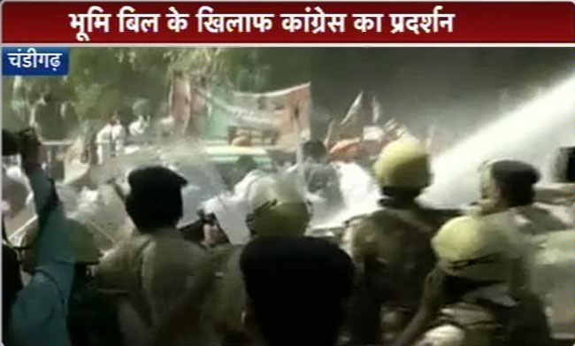 चंडीगढ़: भूमि बिल के खिलाफ कांग्रेस का प्रदर्शन, पुलिस ने भांजी लाठियां
