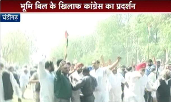 चंडीगढ़: भूमि बिल के खिलाफ कांग्रेस का प्रदर्शन, पुलिस ने भांजी लाठियां