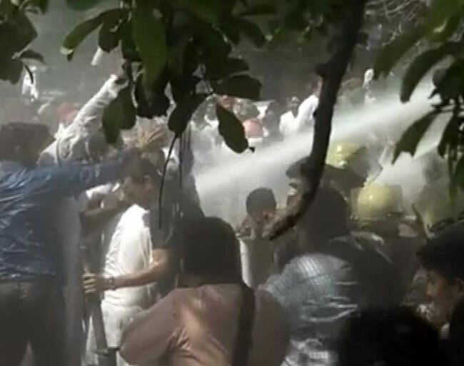 चंडीगढ़: भूमि बिल के खिलाफ कांग्रेस का प्रदर्शन, पुलिस ने भांजी लाठियां