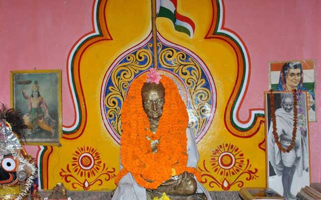 देश में इन हस्ति‍यों को दी गई मंदिर में जगह