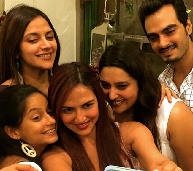 देखें हेमा मालिनी की बेटी अहाना की गोद भराई की तस्वीरें