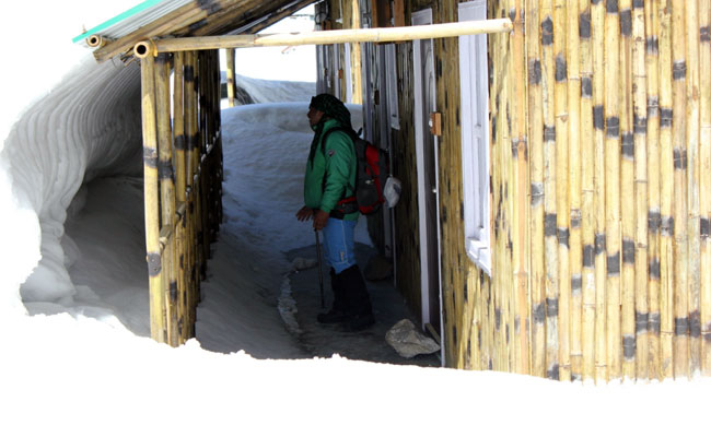 मोक्षधाम बद्रीनाथ में जमी 10 फीट बर्फ की चादर