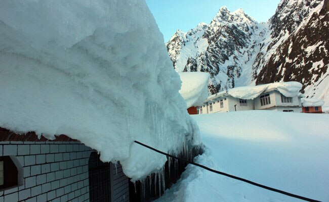 मोक्षधाम बद्रीनाथ में जमी 10 फीट बर्फ की चादर