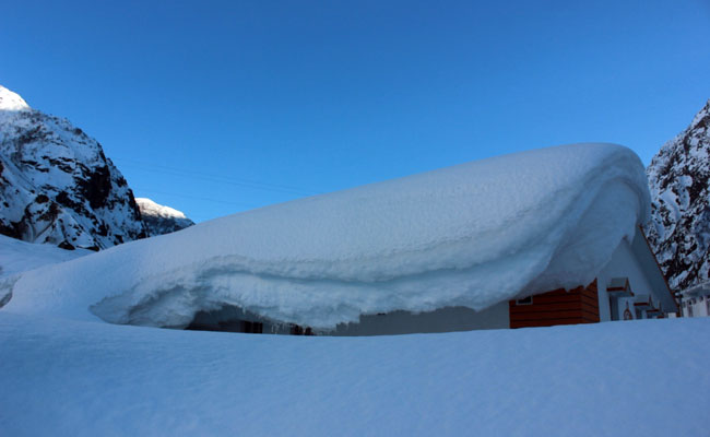 मोक्षधाम बद्रीनाथ में जमी 10 फीट बर्फ की चादर