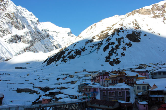 मोक्षधाम बद्रीनाथ में जमी 10 फीट बर्फ की चादर