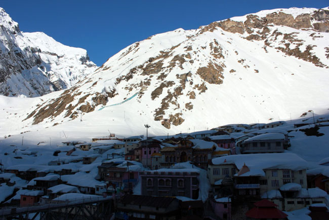 मोक्षधाम बद्रीनाथ में जमी 10 फीट बर्फ की चादर