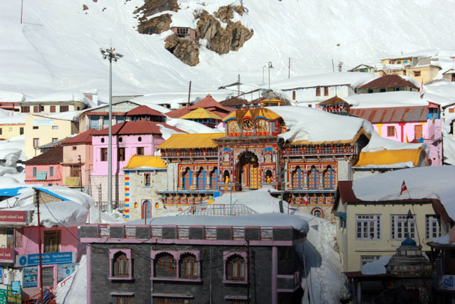 मोक्षधाम बद्रीनाथ में जमी 10 फीट बर्फ की चादर
