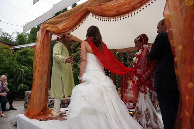 अमेरिका में दुल्हन ने दुल्हन के साथ लिए 7 फेरे