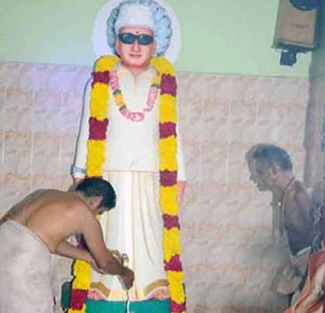 देश में इन हस्ति‍यों को दी गई मंदिर में जगह