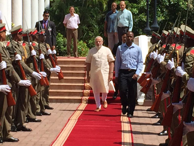 ...और सेशल्स में PM मोदी ने की फोटोग्राफी