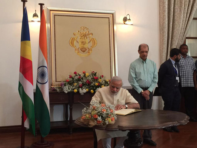 ...और सेशल्स में PM मोदी ने की फोटोग्राफी