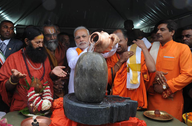 मॉरिशस में मोदी ने की शिव साधना