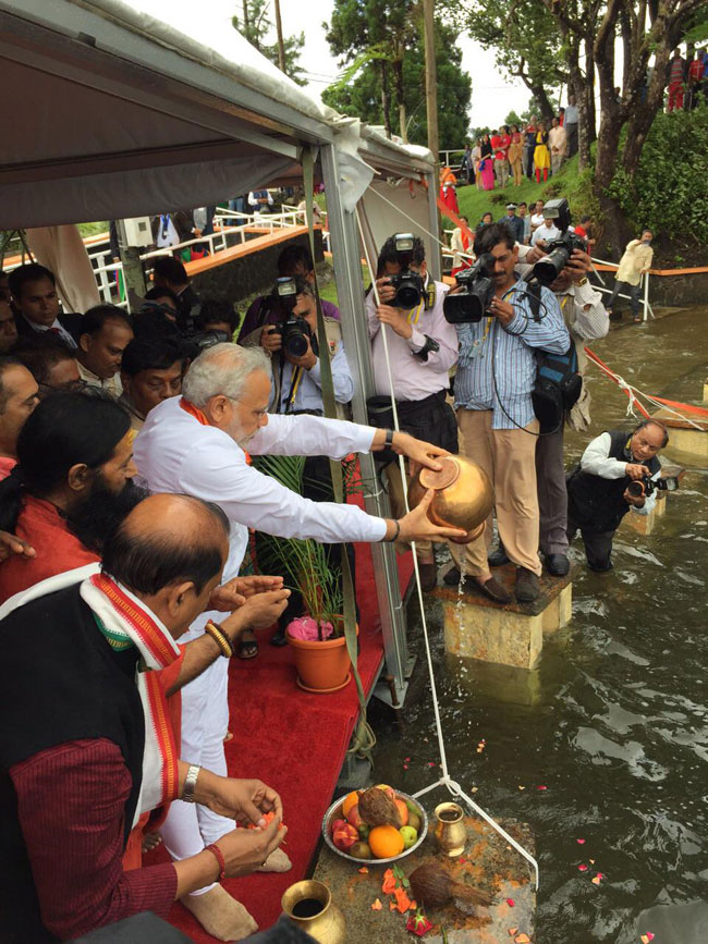 मॉरिशस में मोदी ने की शिव साधना