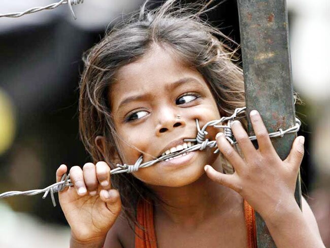 ऐ भाई, जरा देख के हंसो...