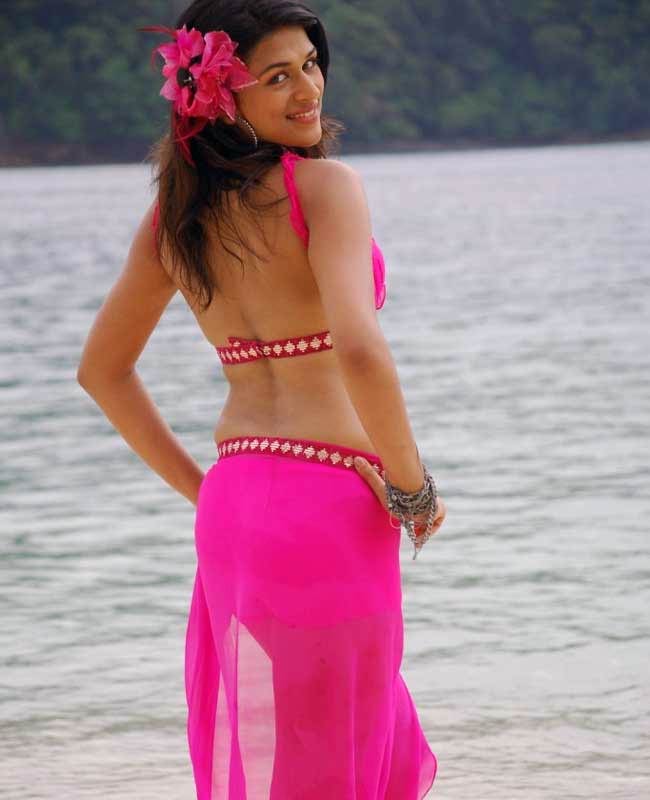 बिकि‍नी फोटोशूट फेम एक्ट्रेस श्रद्धा दास Happy Birthday