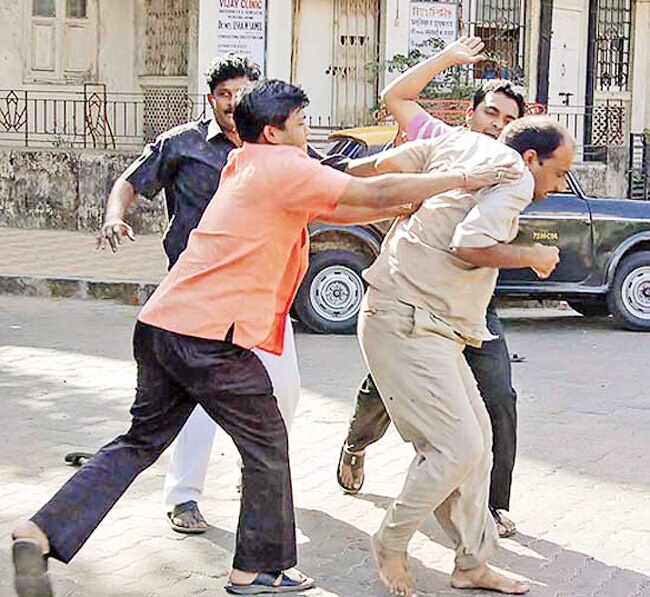 ऐ भाई, जरा देख के हंसो...