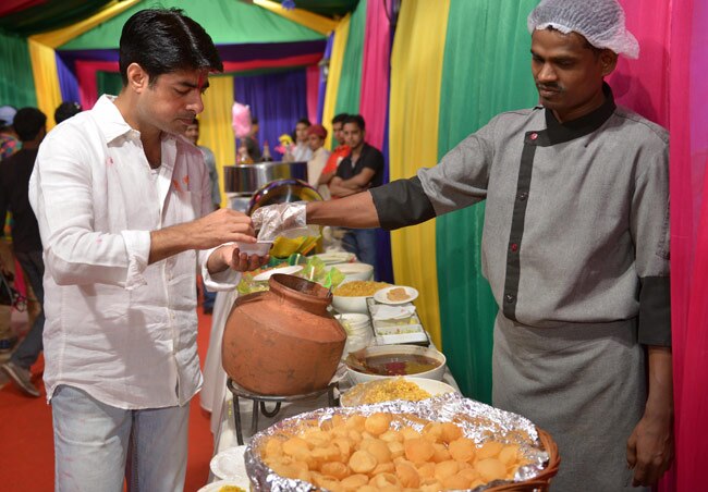 अभी से बॉलीवुड पर चढ़ा होली का रंग