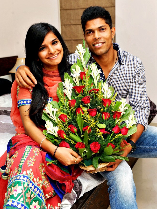 पवेलियन से टीम इंडिया को चीयर कर रही हैं WAGs