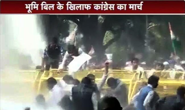 भूमि अधि‍ग्रहण बिल के खि‍लाफ यूथ कांग्रेस का प्रदर्शन, लाठीचार्ज