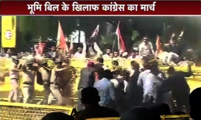 भूमि अधि‍ग्रहण बिल के खि‍लाफ यूथ कांग्रेस का प्रदर्शन, लाठीचार्ज