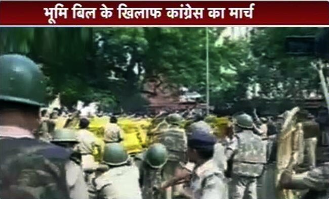 भूमि अधि‍ग्रहण बिल के खि‍लाफ यूथ कांग्रेस का प्रदर्शन, लाठीचार्ज