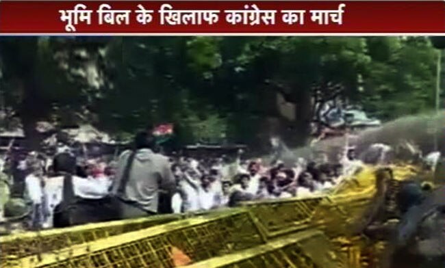 भूमि अधि‍ग्रहण बिल के खि‍लाफ यूथ कांग्रेस का प्रदर्शन, लाठीचार्ज