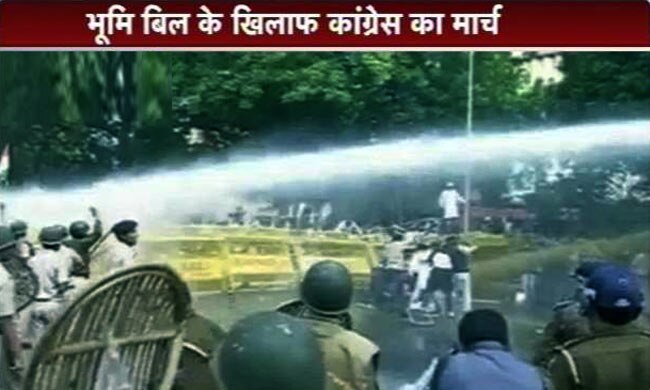 भूमि अधि‍ग्रहण बिल के खि‍लाफ यूथ कांग्रेस का प्रदर्शन, लाठीचार्ज