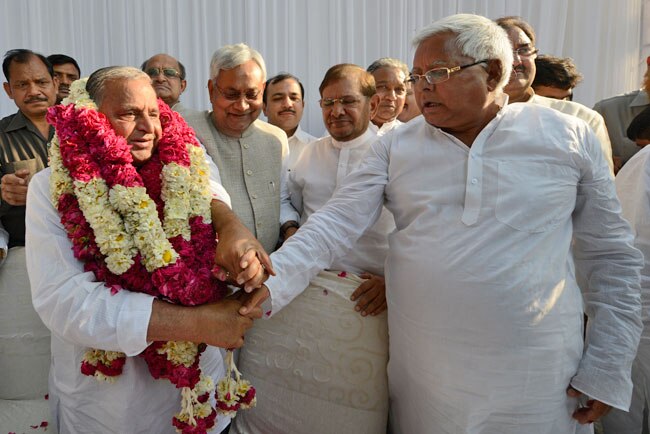 6 दल मिलकर हुए एक, मुलायम को थमाई कमान