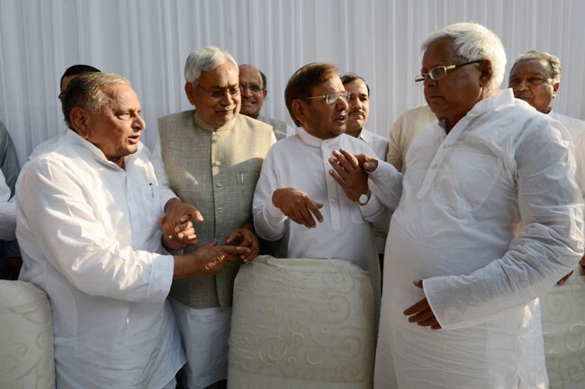 6 दल मिलकर हुए एक, मुलायम को थमाई कमान